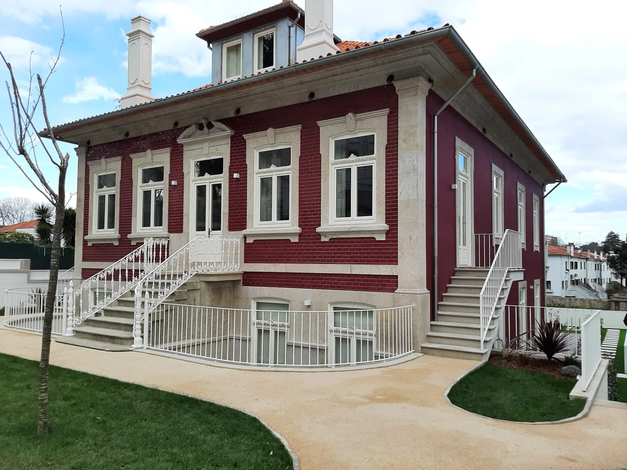 Obra de reabilitação com janelas brancas